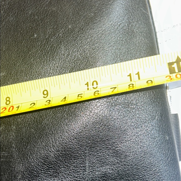 Elegant Black Leather Crossbody Bag - Picture 12 of 12